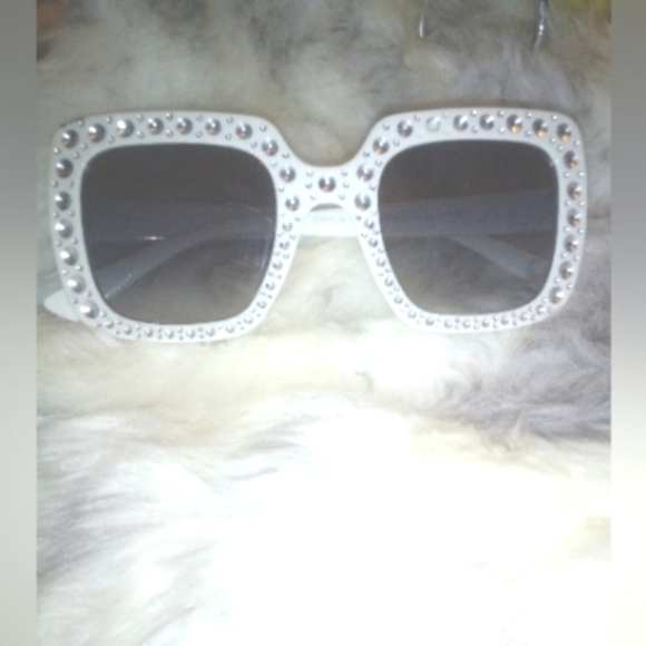 "Foster Grant" Little Girl's Yasmin Silver Dimple White  Square Frame Sunglasses - Picture 3 of 4